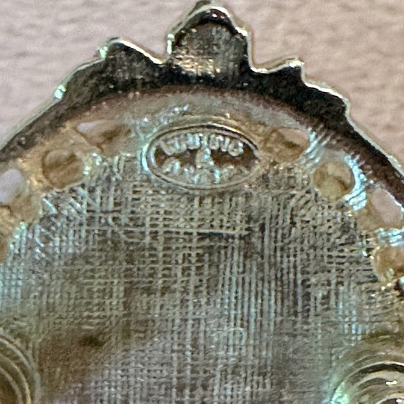 Vintage MCM Whiting & Davis Cameo Brooch Signed Wearing Pearls And A Flower - Picture 9 of 9